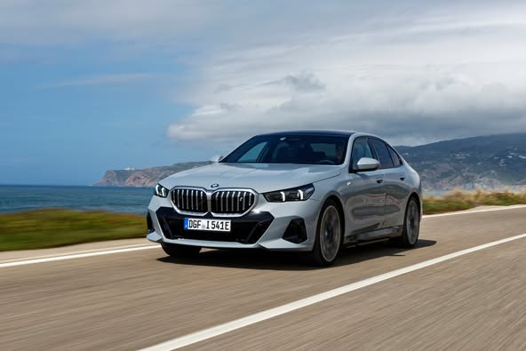 BMW 5 SERIES HOÀN TOÀN MỚI CHÍNH THỨC ĐƯỢC RA MẮT TẠI VIỆT NAM