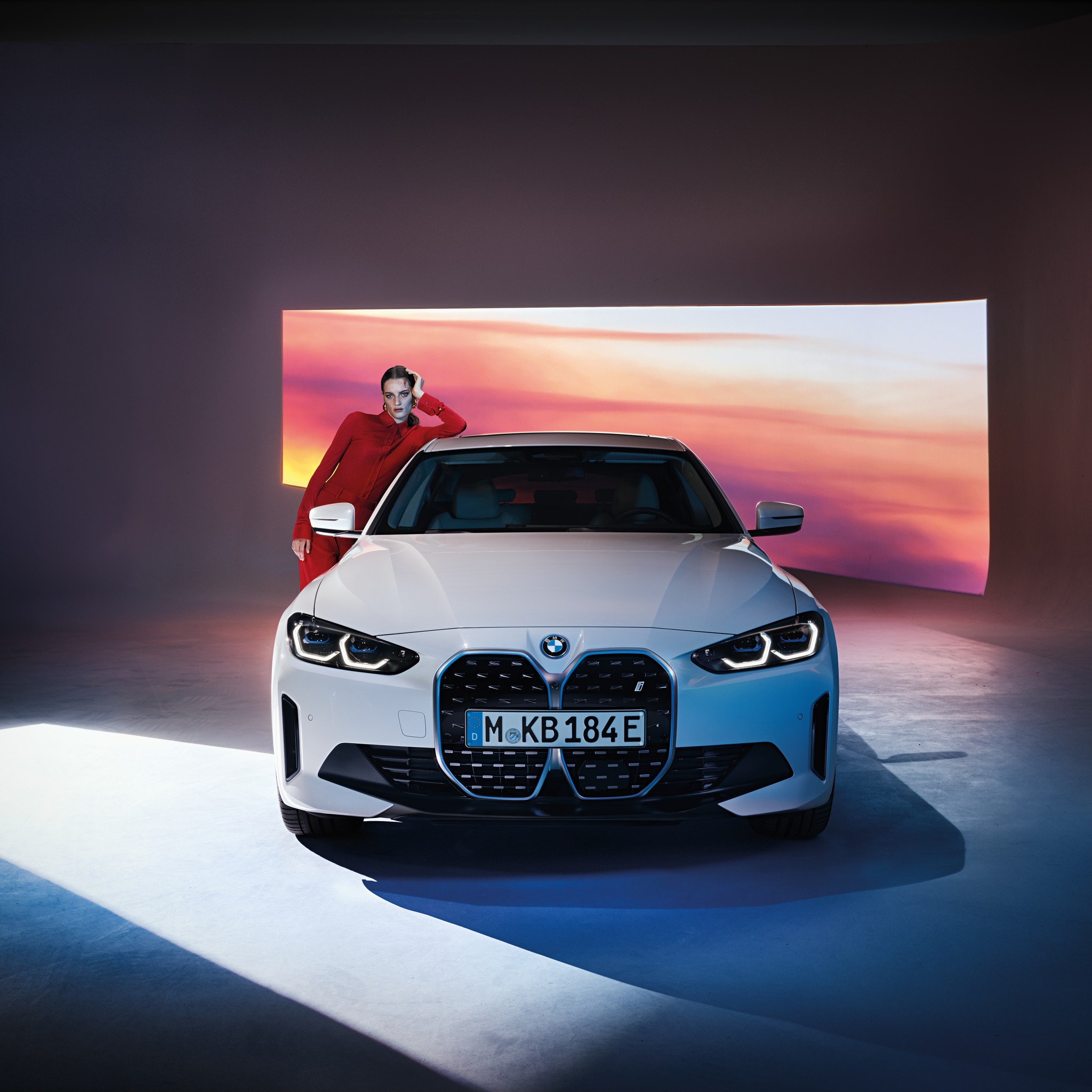 Summerfest with Great Deals - Tiên phong trong công nghệ xanh cùng BMW i4, BMW iX3 với ưu đãi đến 100% phí trước bạ
